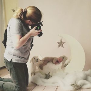Fotografin fotografiert ein schlafendes Baby in einer weißen Mondkulisse mit Sternen und Kuscheltier