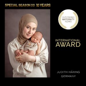 Auszeichnungsgrafik des Outstanding Maternity Award mit Frau und schlafendem Neugeborenem sowie dem Namen Judith Häring, Germany